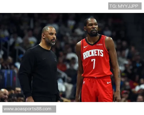 KD怒砸水瓶瞬间引发小贾和阿门惊愕不已场面尴尬至极 KD怒砸水瓶瞬间引发小贾和阿门惊愕不已场面尴尬至极