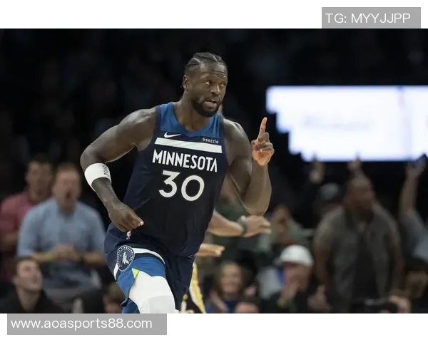 兰德尔上半场表现出色10投6中贡献15分3篮板3助攻数据全面